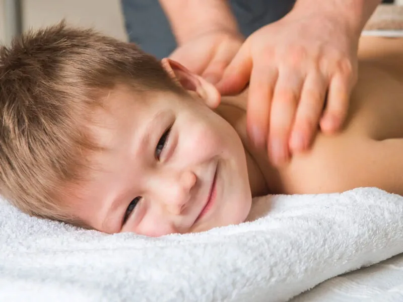 Entspannende Massage für Kinder