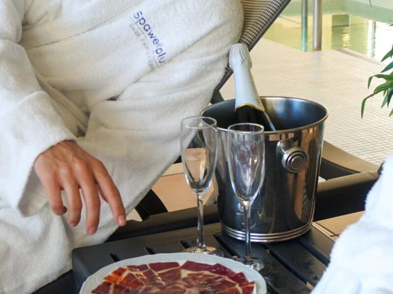 Circuito Spa en pareja con plato de jamón bellota y copa de cava en Spa Princess Inspire