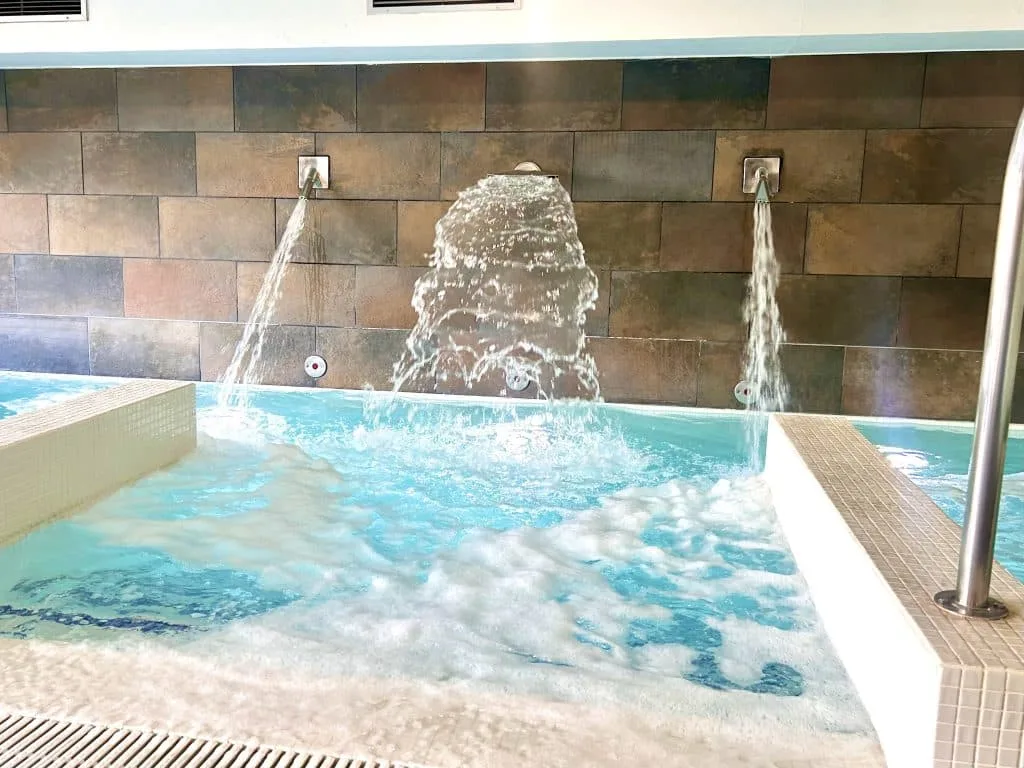 Heated pool with hydromassage jets at the Coral Suites Spa in Tenerife